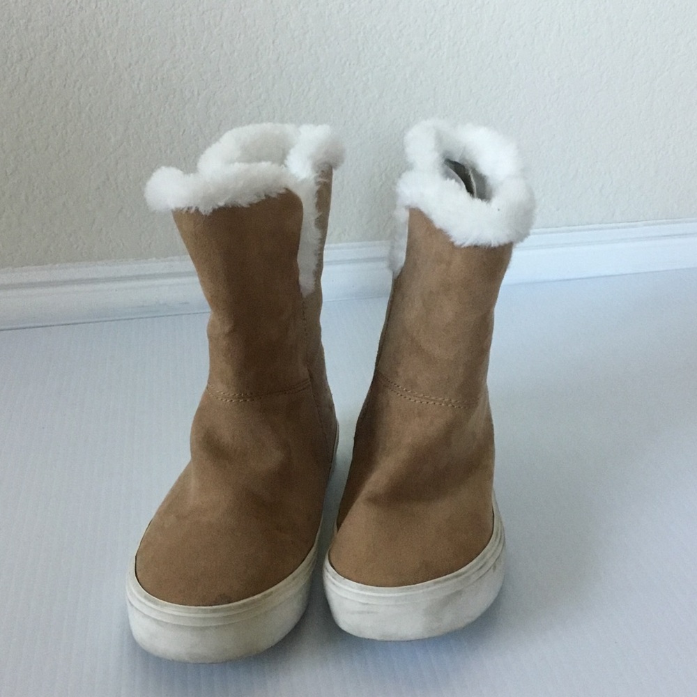 Old Navy Kids Tan Faux-Suede Booties with White Faux-Fur Cuff
